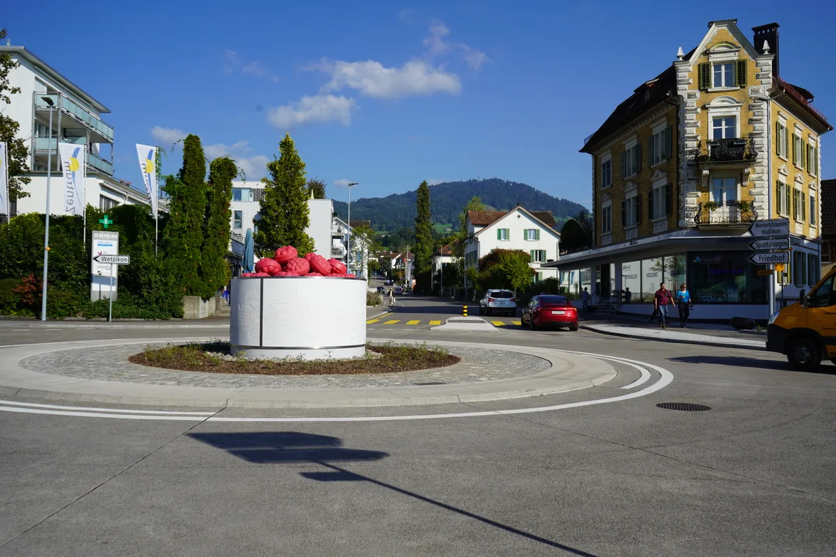 Der neue Schätti-Kreisel in Hinwil ist eine Hommage an die H. Schätti Confiserie, die einst Bonbons in Hinwil produzierte.